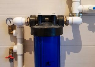 Обустройство артезианской скважины: ввод водопровода в помещение