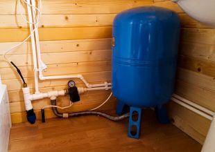 Обустройство артезианской скважины: ввод водопровода в помещение в помещение (монтаж через адаптер)